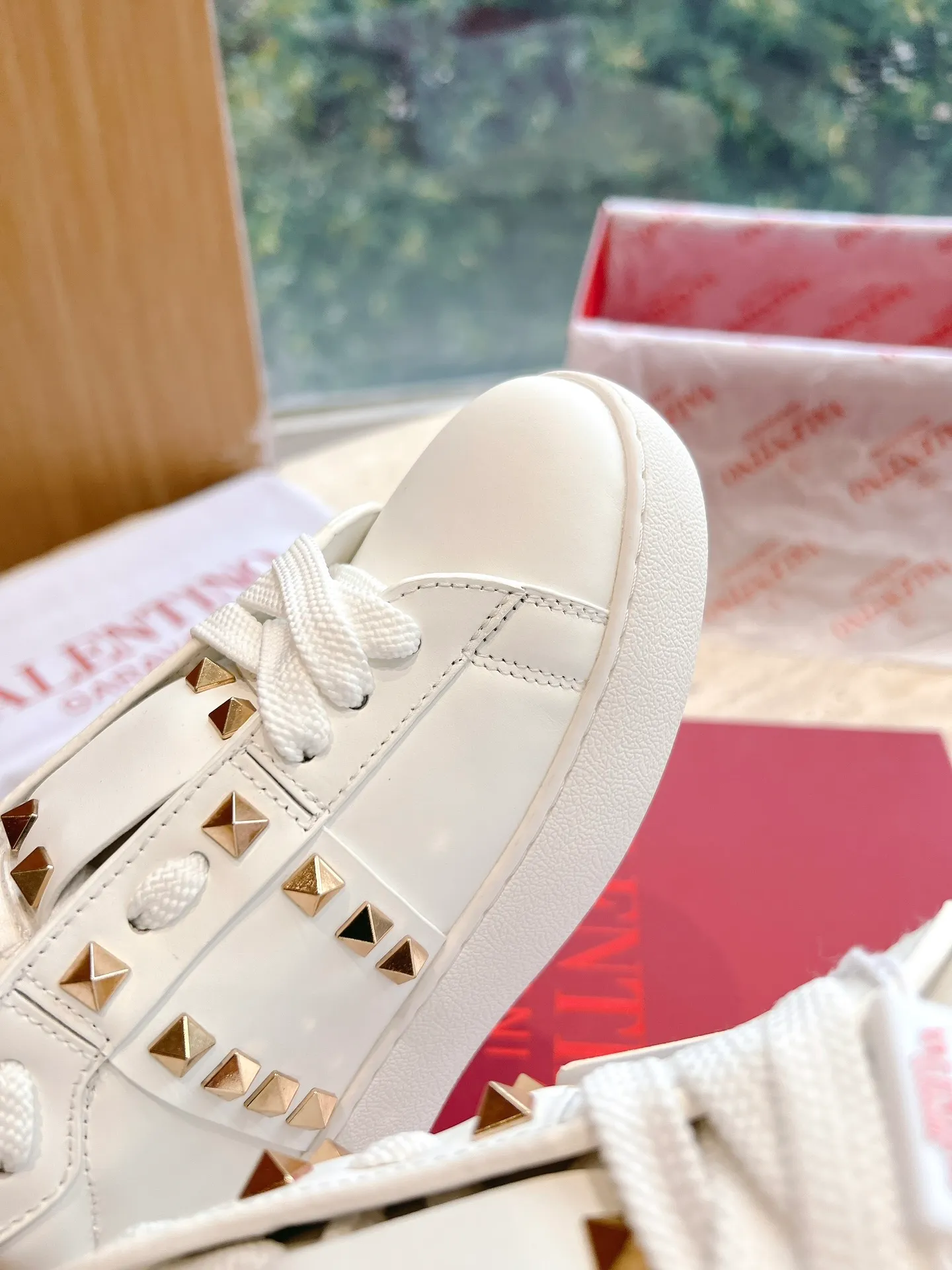 👟👟Ex-factory price P480👟👟 VALENTINO Ms. O👟👟Ex-factory price PEN DISCO calfskin sneakers accessories, logo, leather materials all exclusive original mold customization! It has super perfect details and a high-end feel. There is only one feeling when you get it. It’s worth it! Very high-end and slimming white shoes! Upper: imported silk cowhide lining: silk sheepskin lining outsole: original thick sole i👟👟factory price P ultra-light material size: 34-45